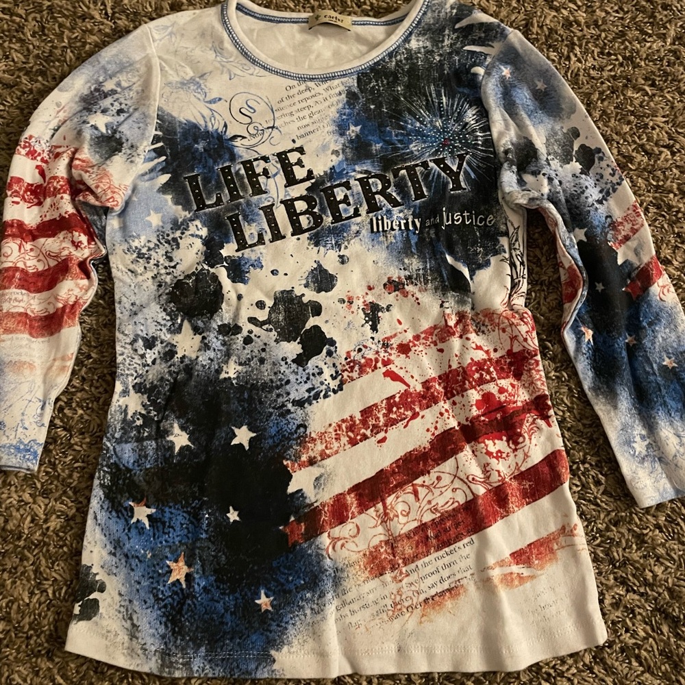 1/4 inch festive shirt.. great condition.. no rips.. no stains..